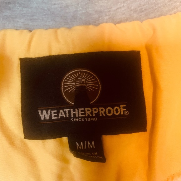 Weatherproof yellow vest m large with a soft Sherpa inside. Zipper pockets - Picture 6 of 9